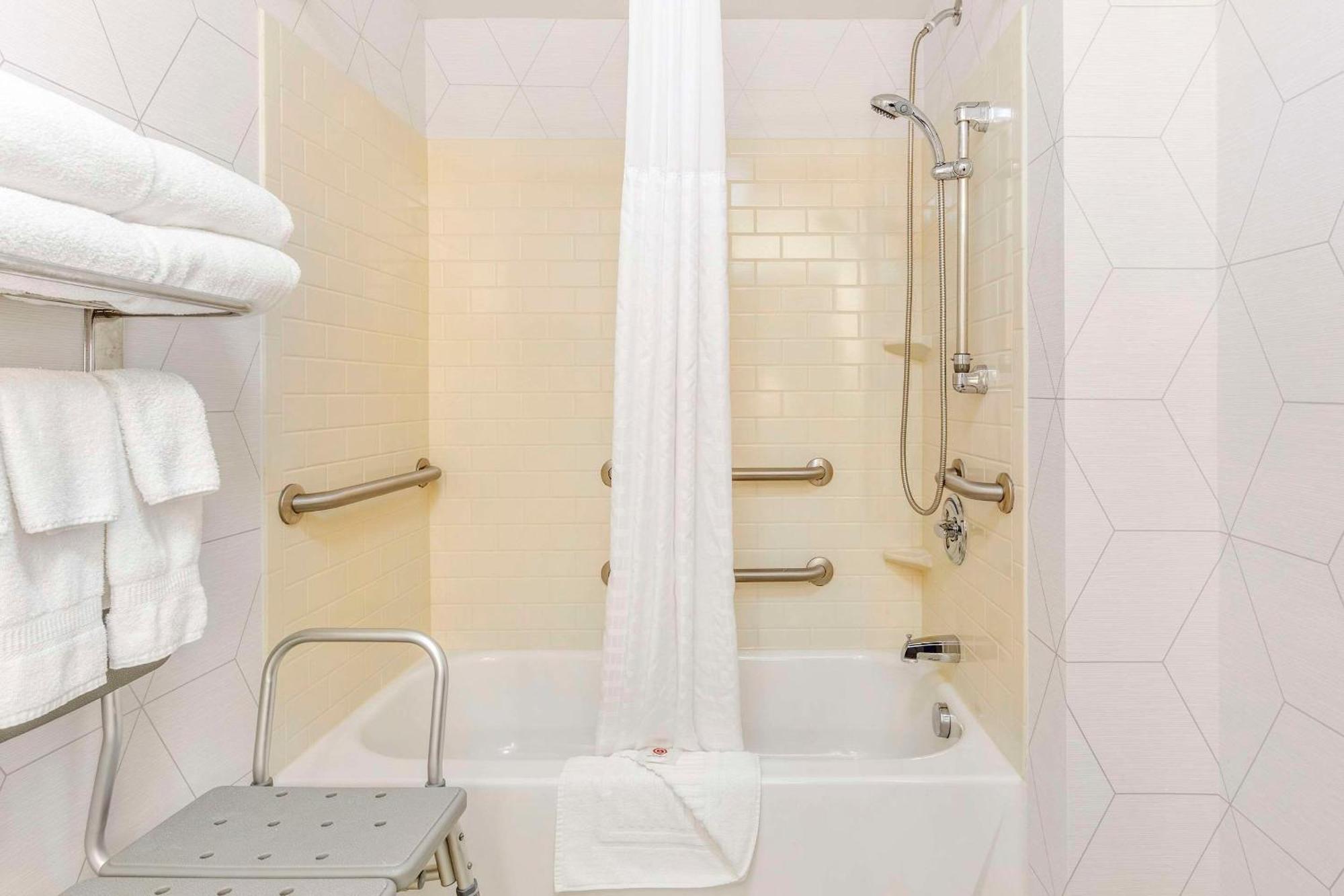 Comfort Suites Whitsett - Greensboro East Экстерьер фото