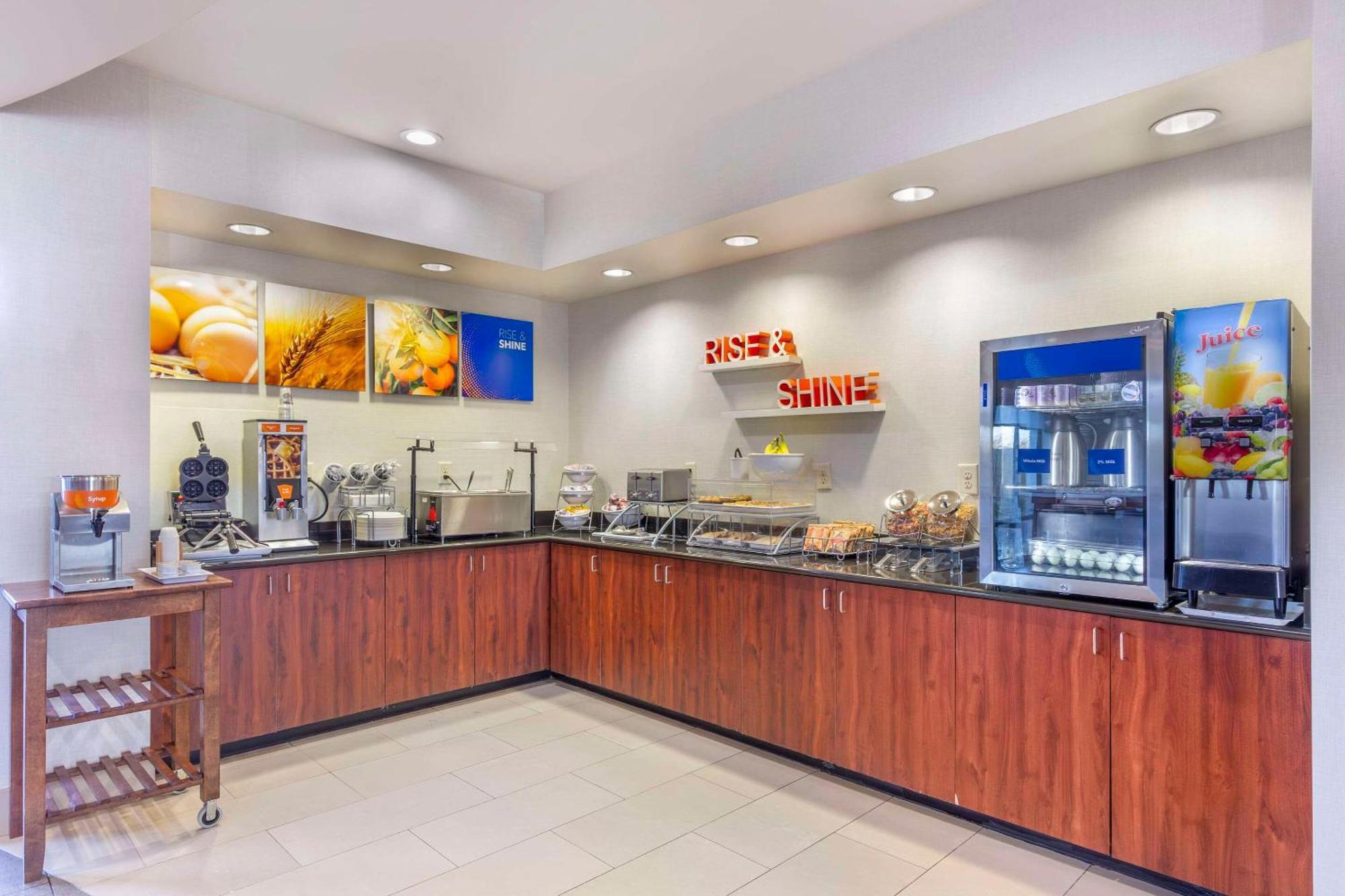Comfort Suites Whitsett - Greensboro East Экстерьер фото
